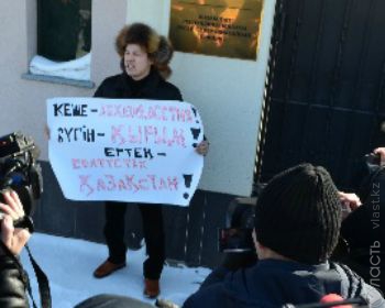 Организатора митинга у посольства РФ Махамбета Абжана, которого судья в день акции отпустила из зала суда, осудили на 7 суток